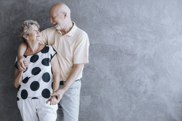 可爱的老年情侣拥抱图片下载