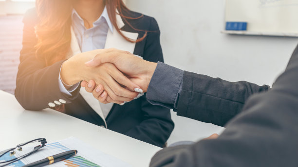 成功商务人士的形象握手成交，商务伙伴会议的概念图片下载