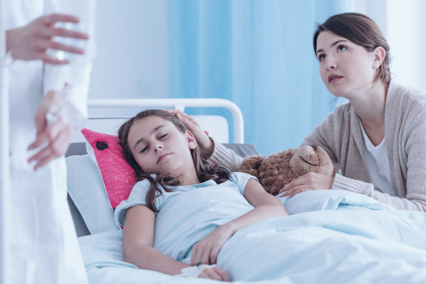 忧心忡忡的母亲支持生病的女儿素材图片