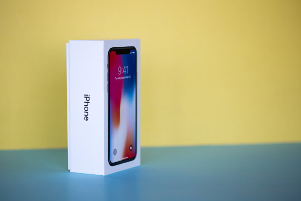 打开最新款苹果iPhone X 10智能手机的包装盒图片下载