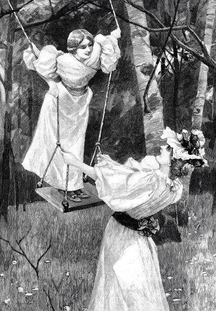 两个年轻女子在花园里荡秋千图片下载