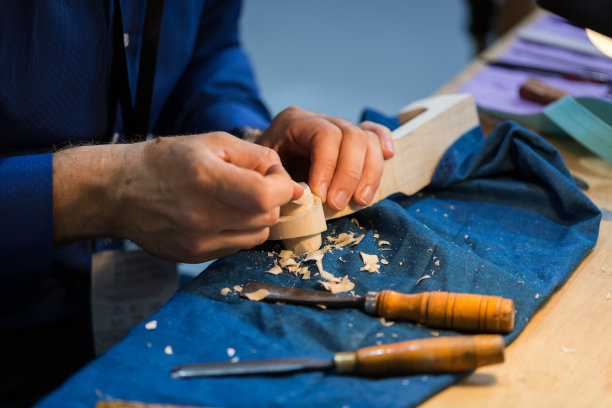 工匠雕刻的小提琴图片下载