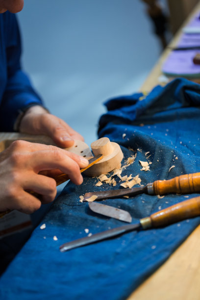 工匠雕刻violin-Polishing图片下载