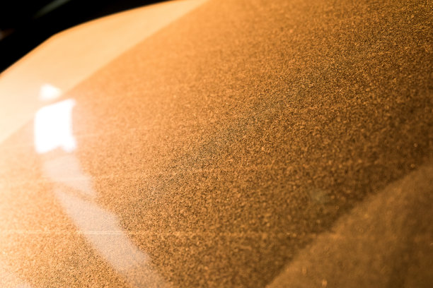 汽车挡风玻璃上的金色灰尘图片下载