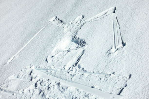 雪天使——滑雪的兴奋图片下载