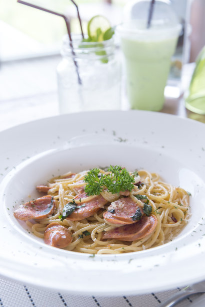泰国风味的辣意面和自制香肠，融合了意大利菜和泰国食材的烹饪风格。图片下载