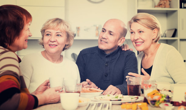 成熟的朋友谈论生活，喝茶图片下载