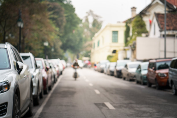 模糊的汽车停在城市的路边图片下载
