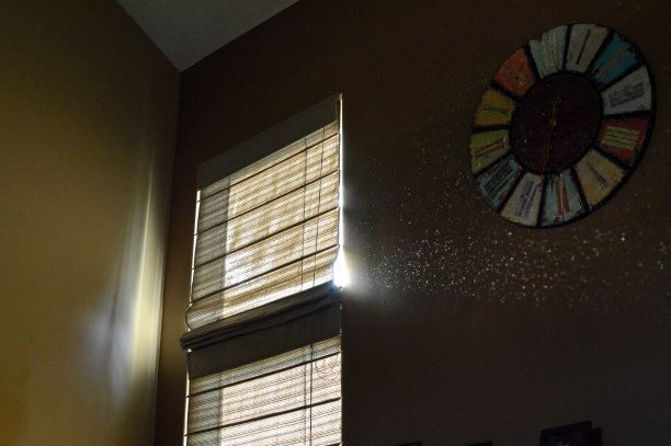 有阴影的窗户，一束光线照射进来，空气中的粒子产生闪光图片下载