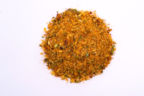 一堆肉用香料混合物。孤立在白色背景上。香料有辣椒，洋葱，大蒜，香菜，姜黄，黑胡椒，罗勒，莳萝图片下载