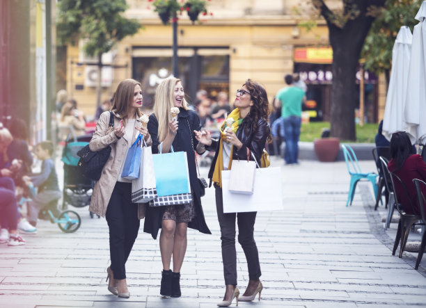 购物中的美女素材图片