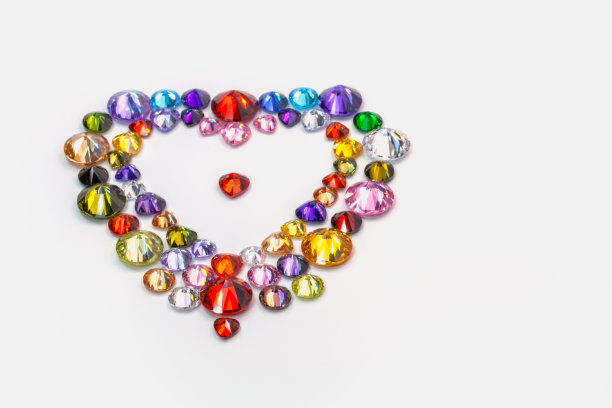 情人节用彩色钻石装饰的心图片下载
