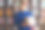快乐的老女人与书在图书馆。图片下载