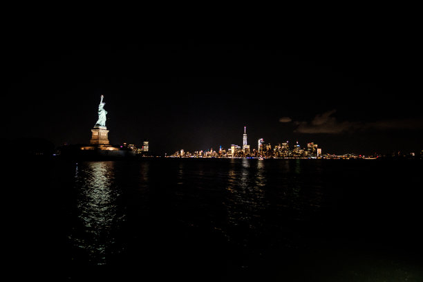 自由女神像和晚上的曼哈顿图片下载