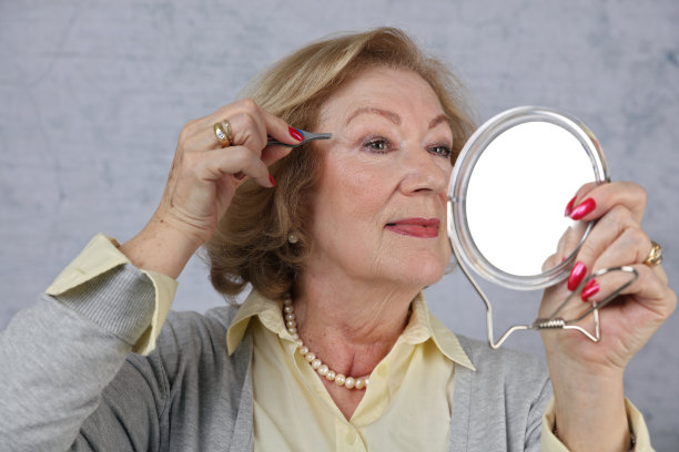 眉毛不齐的资深女性。老年女性的化妆品图片下载