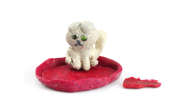 孩子的模型粘土猫孤立在白色的背景图片下载