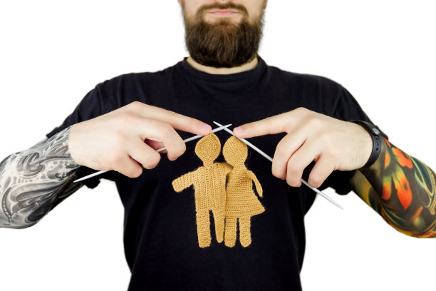 有纹身和编织针的野蛮男人图片下载