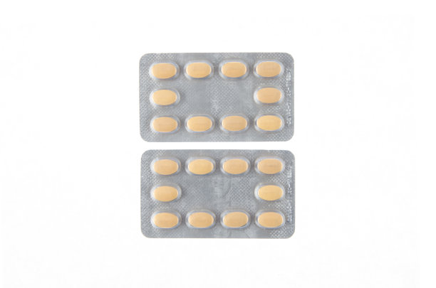 两盘黄色药片在白色孤立的背景图片下载