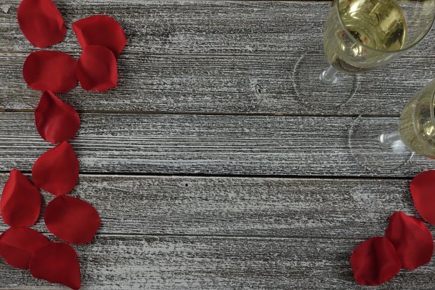 情人节背景——香槟和玫瑰花瓣图片下载