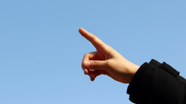 一个指向天空的手势的特写。图片下载