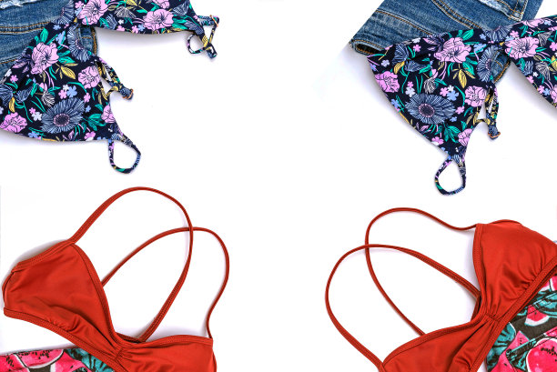暑假背景，旅游配件服装，印花比基尼泳装和蓝色比基尼女子服装孤立在蓝色背景。图片下载