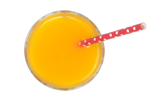 橙汁或菠萝汁在玻璃杯中，用吸管隔离在白色背景上。俯视图图片下载