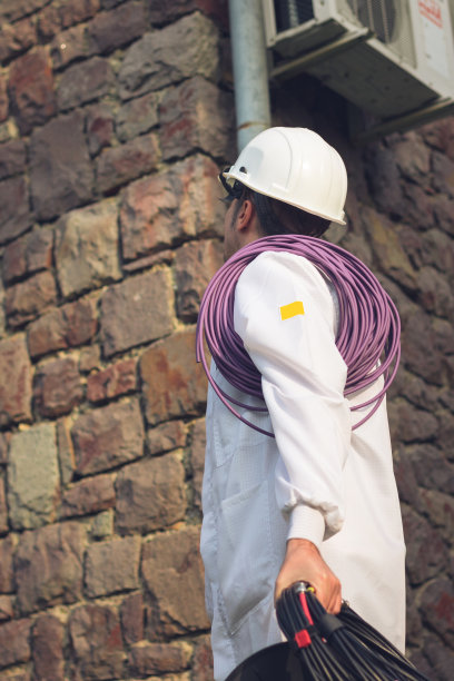 维修人员检查建筑工地的俯视照片图片下载