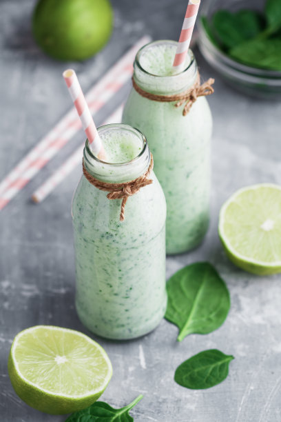 两份加酸橙的菠菜冰沙，用吸管装在玻璃瓶里图片下载