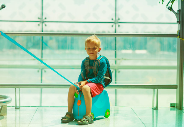 可爱的小男孩在机场等着图片下载