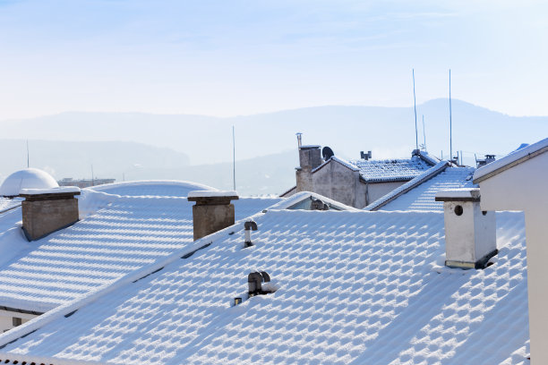 雪屋顶和烟囱图片下载