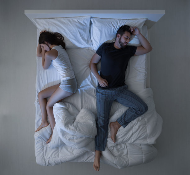 睡在床上的夫妇图片下载