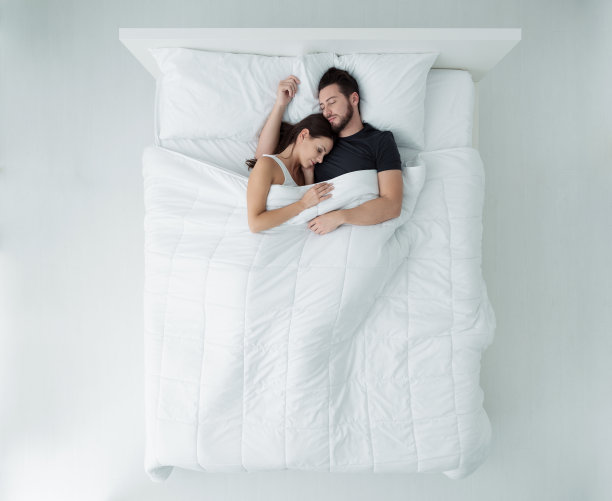 床上的恩爱夫妻图片下载