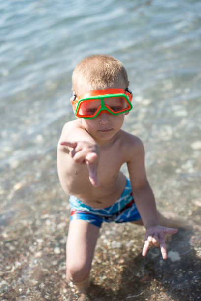 男孩在海里玩着潜水面具图片下载