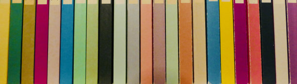 许多彩色的书排成一排图片下载