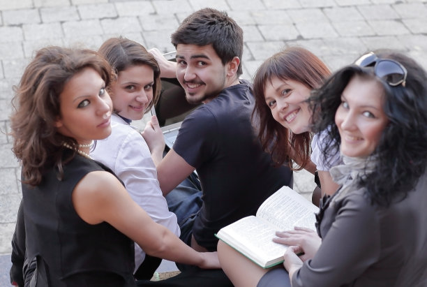 后面的观点。一组学生使用笔记本电脑准备上课图片下载