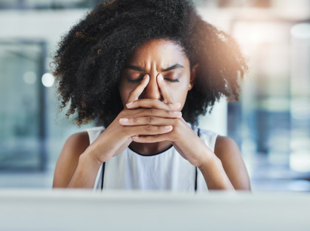 对最后期限感到紧张使她头疼图片下载