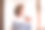 在厨房里拿着一杯水的年长女人图片下载