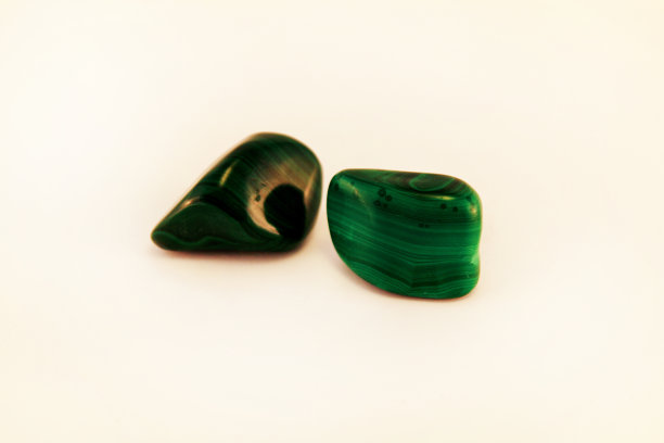 半宝石/水晶石类型/治疗石，忧石，棕榈石，思考石/各种宝石的背景纹理/各种彩色宝石矿物收藏堆。图片下载