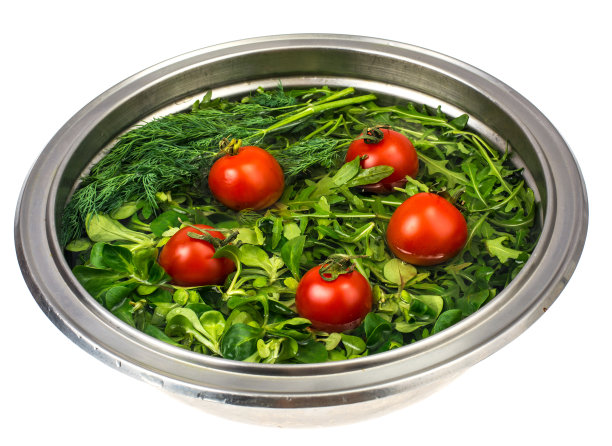 用清水、西红柿和新鲜香草在碗中洗净图片下载