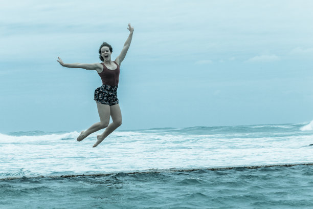 女孩跳潮汐池海洋图片下载
