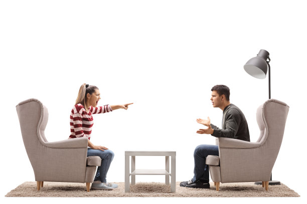 一对年轻夫妇坐在扶手椅上吵架图片下载