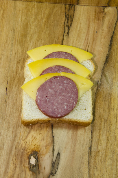 新鲜烤面包配牛肉、意大利腊肠和芝士图片下载