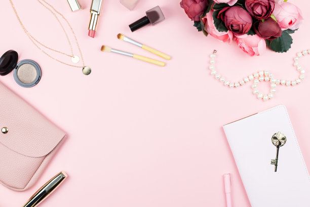 时尚收集与配件，鲜花，化妆品，钱包和珠宝，copyspace。女性一天的概念图片下载