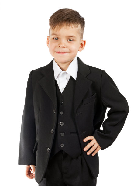 穿着白衬衫黑西装的可爱小男孩图片下载
