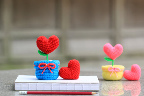 手工钩针心木背景情人节图片下载