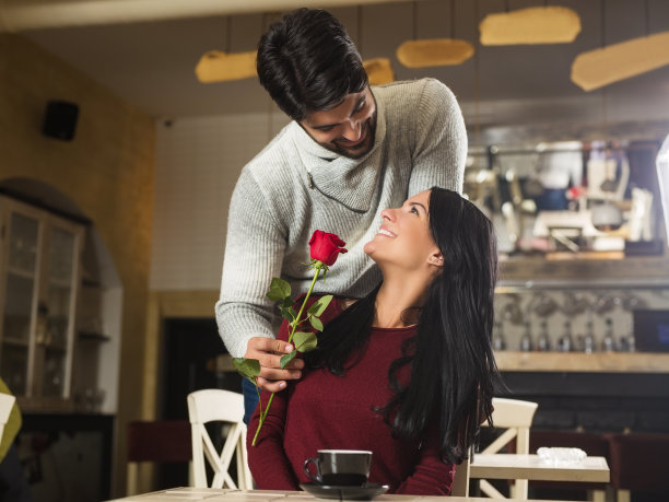 恋爱中的年轻情侣图片下载