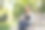 在公园里用平板电脑微笑的女人图片下载