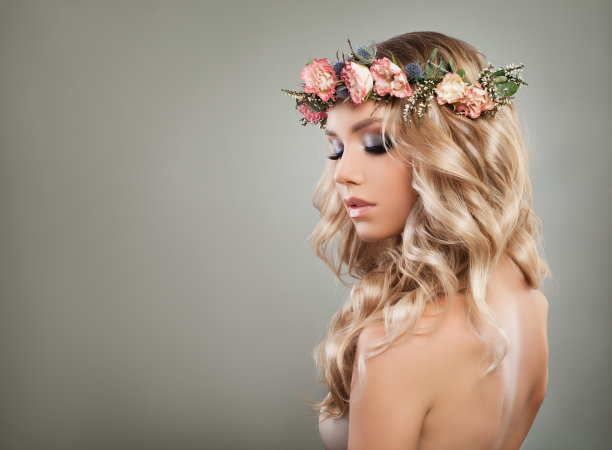 金发女人时尚模特金发波浪发，健康的皮肤，时尚化妆图片下载