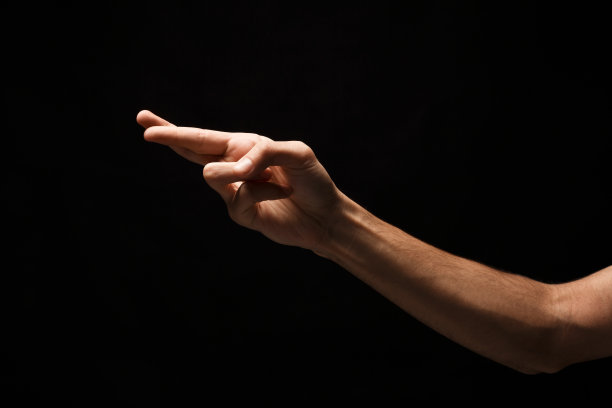 男性双手交叉手指为幸运孤立上黑色图片下载