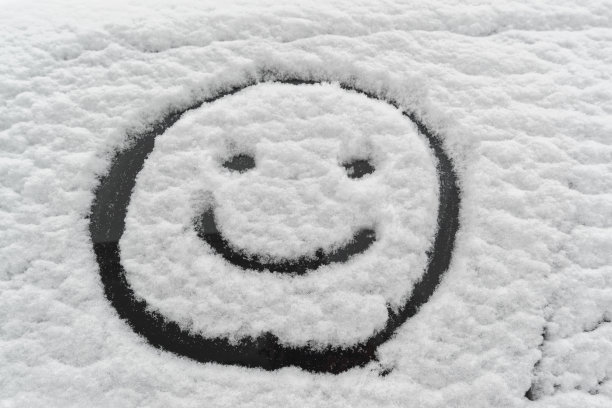 汽车侧窗的雪上画着快乐的表情图片下载